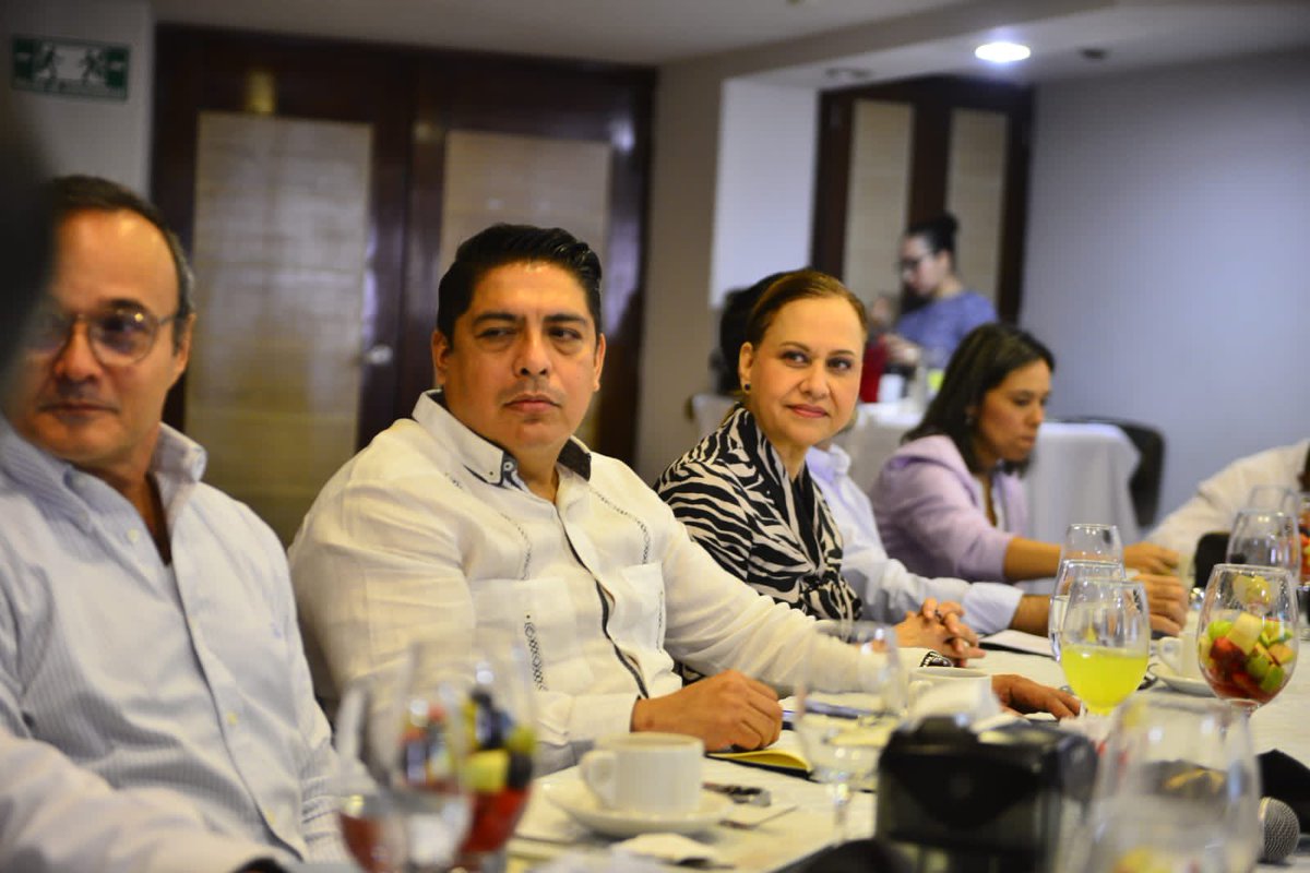 Esta mañana la Secretaria <a href="/MaluSomellera/">Malú Somellera</a> asistió como invitada especial de el Presidente de <a href="/coparmextabasco/">COPARMEX TABASCO</a> , José Luis Zúñiga Lozano a una reunión con sus integrantes en la que compartió la visión  y acciones de la SEDENER
1/2