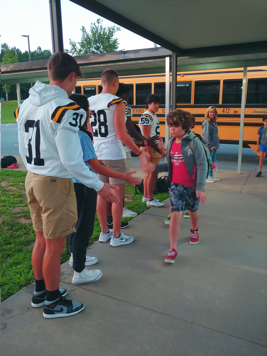 MRES_Smith5th's tweet image. High Five Friday!!! I love seeing past students come back to MRES and bring smiles to some little faces. @MRESCougars #everycougarcounts #CCSDCARES