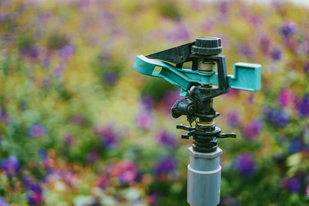 Fabbunet's tweet image. &quot;Upgrade your gardening game in 2023 with #SmartSprinklers 🌱💧 Discover how these innovations are making watering a breeze while conserving water. Learn more: fabbunet.com/smart-sprinkle… 🌍🌿 #WateringSolutions #GreenTech&quot;