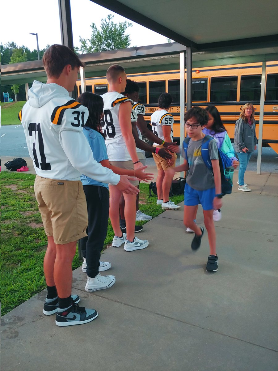 MRES_Smith5th's tweet image. High Five Friday!!! I love seeing past students come back to MRES and bring smiles to some little faces. @MRESCougars #everycougarcounts #CCSDCARES