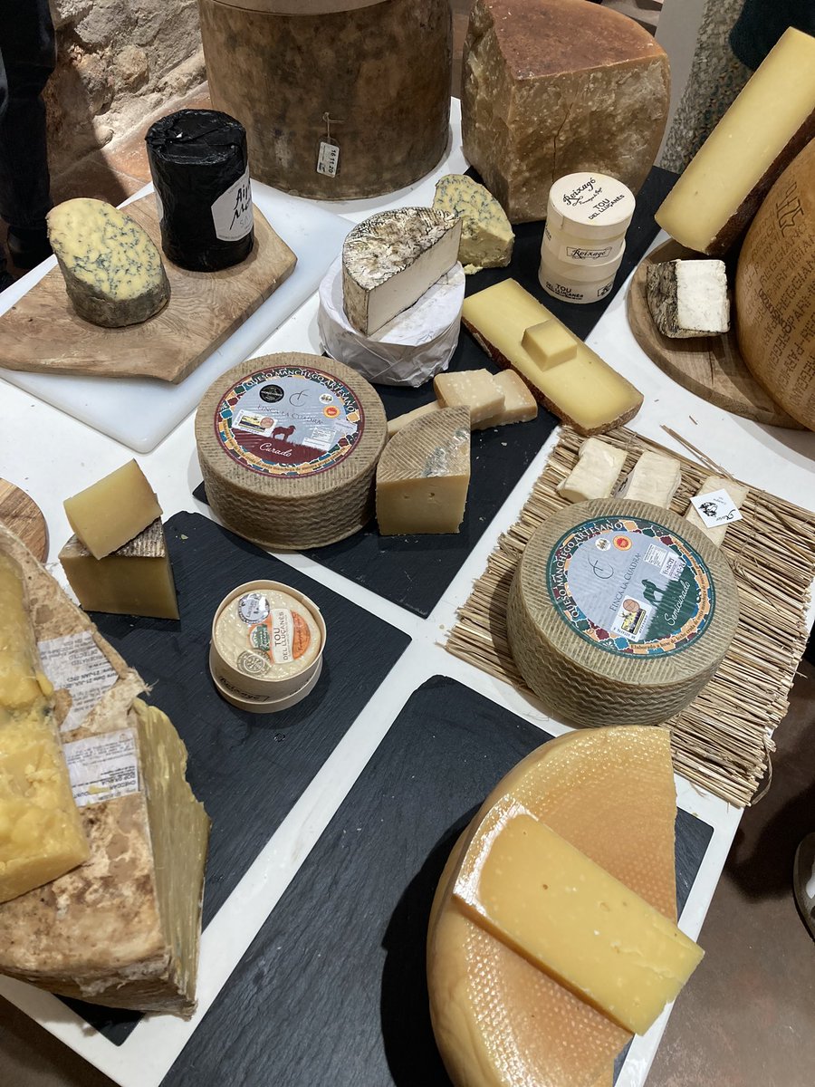 rcoll_wine's tweet photo. Espectacular degustación de quesos 🧀 @ardai1988
.
Indomables clásicos que siempre sorprenden 🍷🍾 @vilaviniteca
.
Lo importante de una cata formativa, no es como empieza… sino como acaba 😜! MIL GRACIAS!!
.
#ardai #vilaviniteca #formacion #instawine #instafood #queso #vino https://t.co/BWjQed4Enc