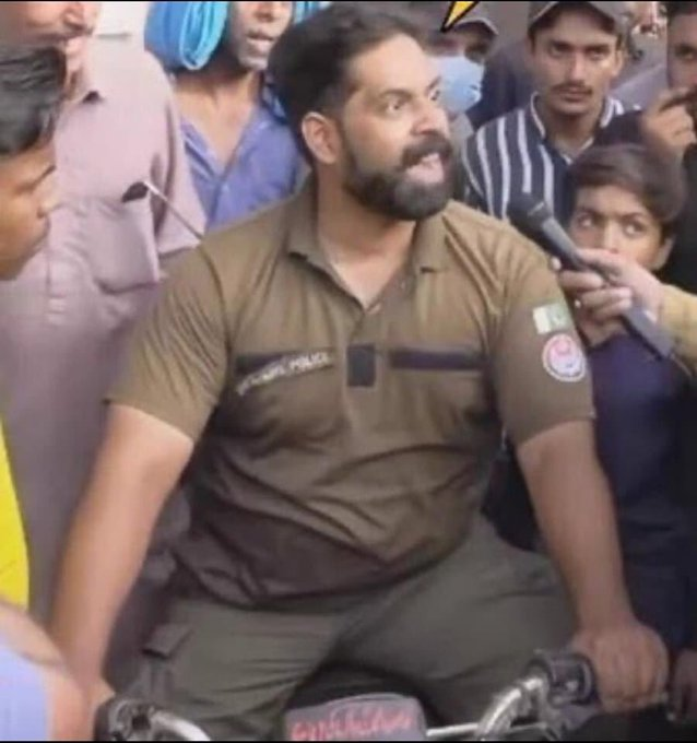babar_sheffield's tweet photo. @ArslanNaseerCBA Imam-ul-Haq to all those trollers who called him Parchi and now praising him. https://t.co/ZqeW5fheUL