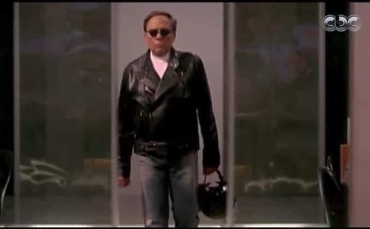 وانا داخل الجامعه و الطلبه الجديده واقفه عشان ورقه الترشيح وانا مطلع الكارنيه و معدي=