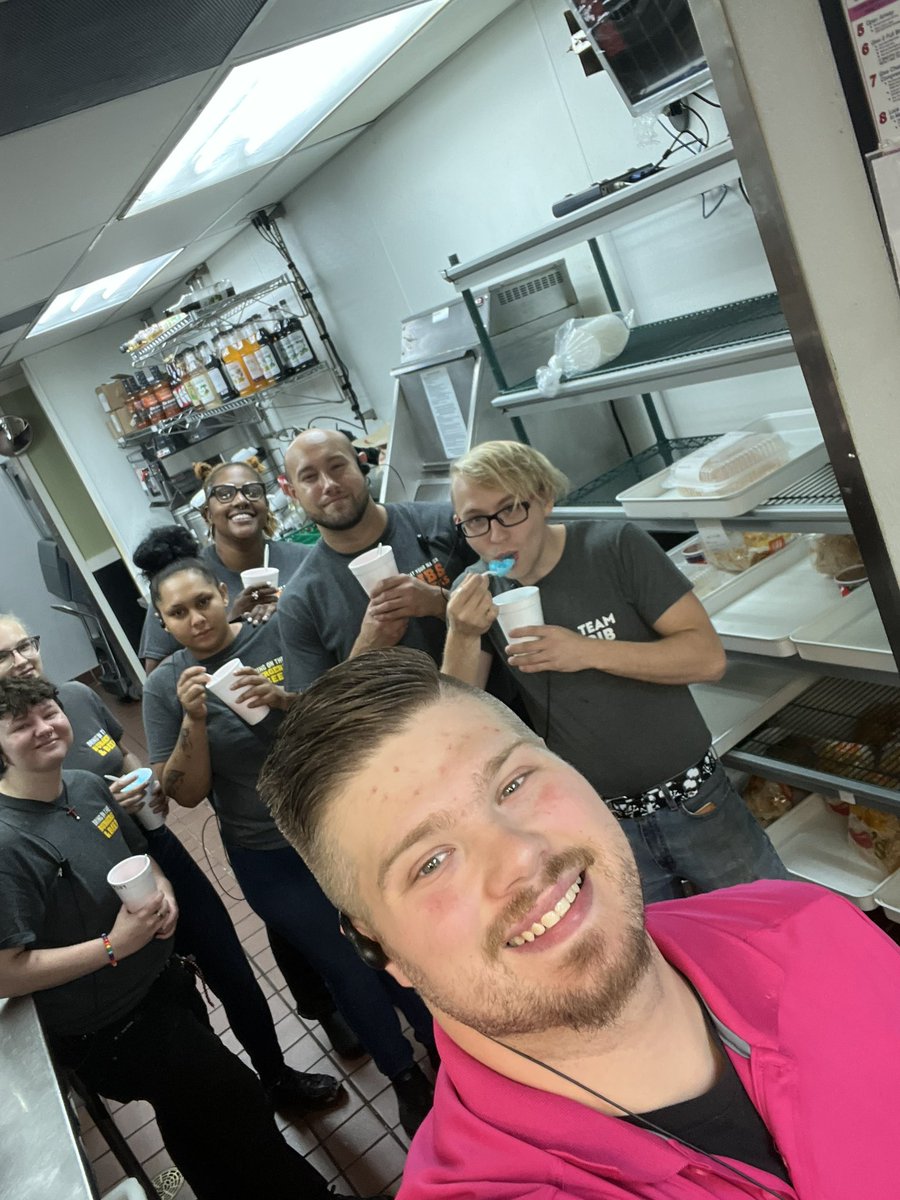 TylerRayburn09's tweet photo. What better way to beat the Texas heat than sno cones! This is how Chilis Jacksonville does dealers choice! Love creating a sense of belonging with my team!
#senseofbelonging #firstegg #CHC https://t.co/Dsh975RcKb