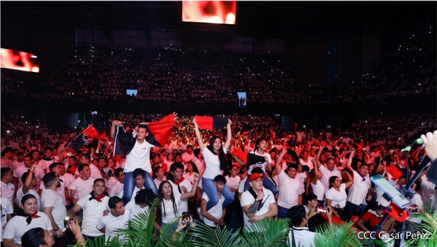 Jóvenes de todo el país participaron la noche del miércoles en un encuentro nacional en celebración del 44 aniversario de la Juventud Sandinista 19 de Julio, donde los muchachos y muchachas con baile y algarabía entonaron canciones revolucionarias, actividad realizada en el