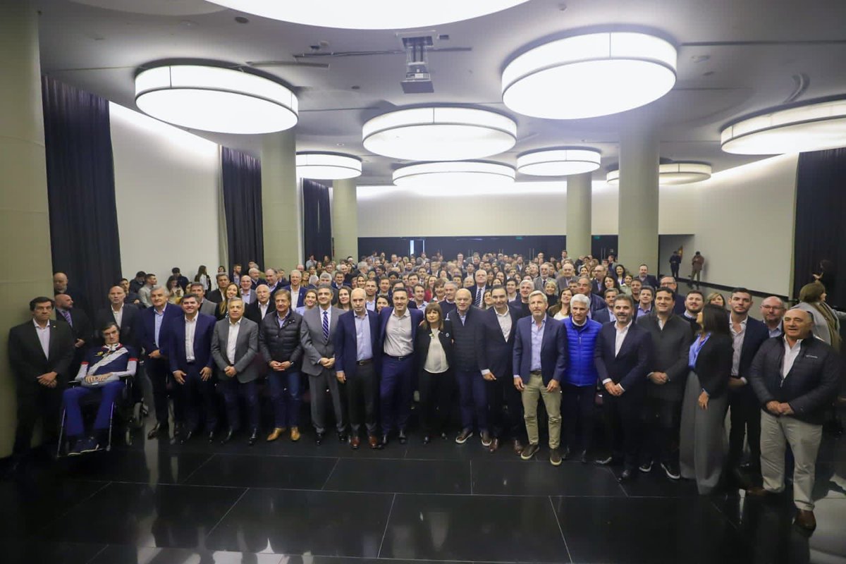 carlosbrunok's tweet photo. "Una foto vale + q mil palabras"Yo agrego: "Una foto vale mas q mil palabras y todos los insultos q alguno quiera dar"
#LaFuerzaDelCambio
@PatoBullrich NACIÓN
@jorgemacri CABA
@Nestorgrindetti PBA
@juntoscambioar
VAMOS @proargentina
@mauriciomacri
@horaciorlarreta
@diegosantilli https://t.co/vhnxNgKrFm