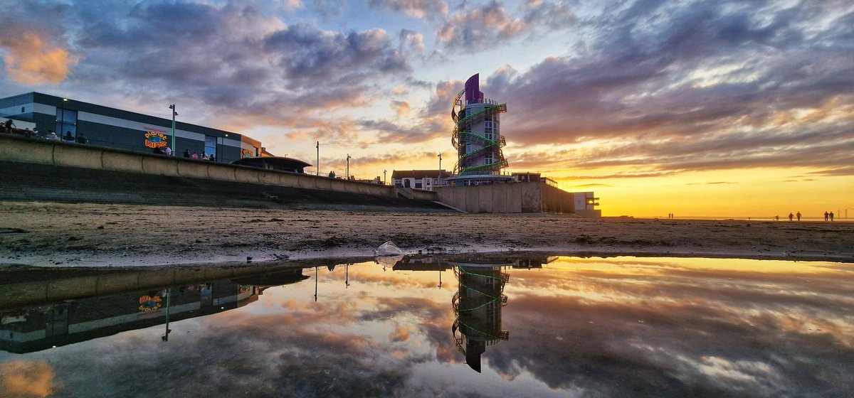 dave_cocks's tweet photo. A few more from #Redcar #sunset #silhouette #NorthYorkshire #grimupnorth #teessidelive #StormHour #bbcweather #itvweather #earthandclouds #PhotographyWx #Canon5dMk4 #rcambassadors https://t.co/6PCZujJBaa