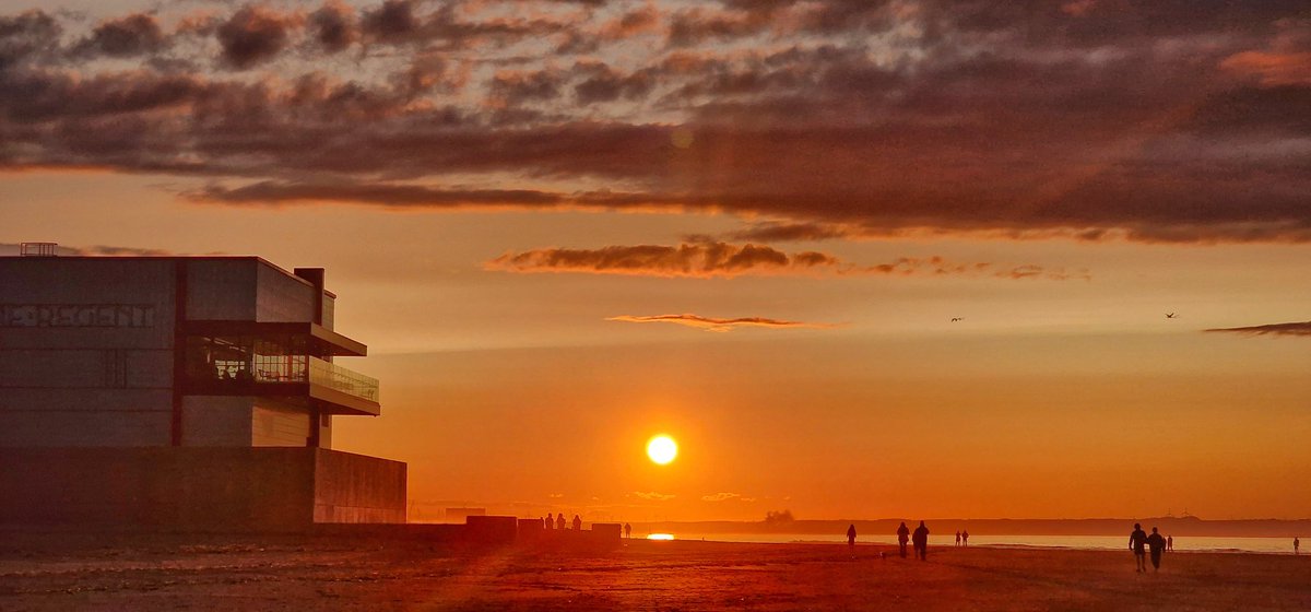 dave_cocks's tweet photo. A few more from #Redcar #sunset #silhouette #NorthYorkshire #grimupnorth #teessidelive #StormHour #bbcweather #itvweather #earthandclouds #PhotographyWx #Canon5dMk4 #rcambassadors https://t.co/6PCZujJBaa