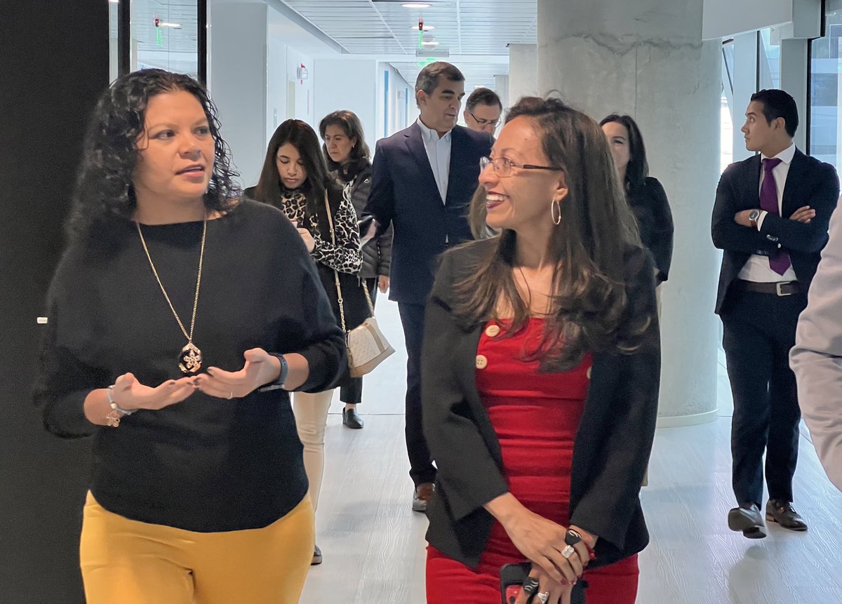 UDLAEcuador's tweet photo. La ministra subrogante, @GmMANOSALVAS, recorrió nuestro campus #UDLAPark, que fue la primera edificación del país en Ivette esta certificación. https://t.co/0EdKWxx4Zr