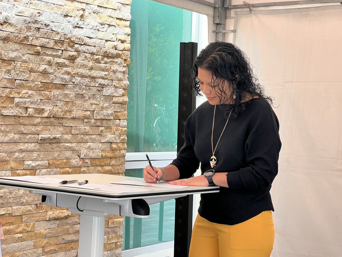 UDLAEcuador's tweet photo. La ministra subrogante, @GmMANOSALVAS, recorrió nuestro campus #UDLAPark, que fue la primera edificación del país en Ivette esta certificación. https://t.co/0EdKWxx4Zr