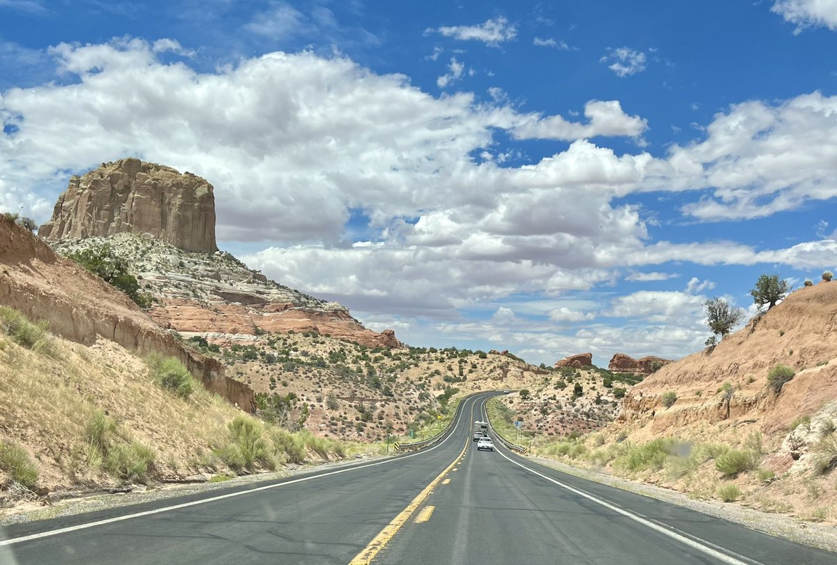NearAndFarAZ's tweet photo. I can never drive through #Arizona, #Utah &amp; the #NavajoNation without getting a few #RoadtoSky shots
💙☁️💙 #ArizonaUtahRoadTrip #ArizonaUtahborder https://t.co/Xv52LU0J6z