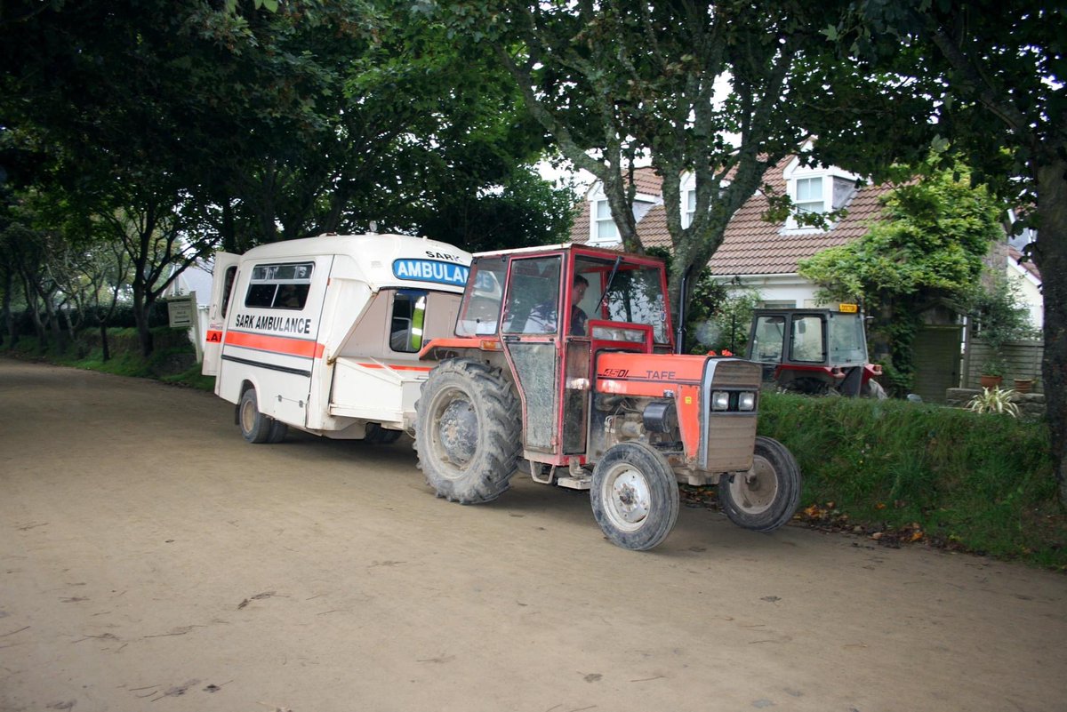 🚨Sark’s emergency service vehicles.

Community volunteers saving lives 24/7.

#sarkisland #emergencyservice #fireservice #Ambulance @stjohngsy