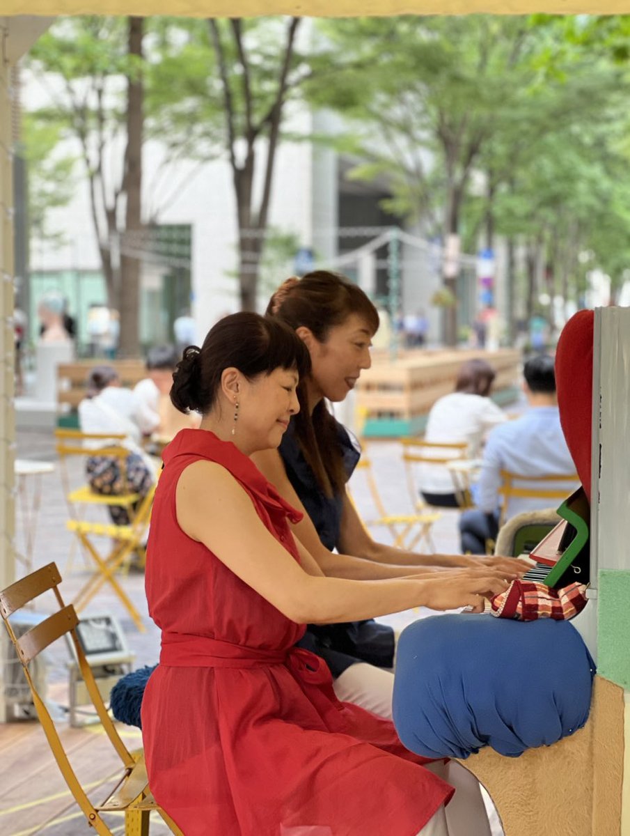 pianorie's tweet photo. 丸の内で出会った二人がピアノデュオ【marienorie】を結成。marunouchi street park 認定アーティストとして2023年夏デビュー♪
#marienorie_pianoduo
#marunouchistreetpark
#丸の内仲通り
#丸の内ストリートパーク
#ピアノ連弾
#ストリートピアノ https://t.co/YXWdkioREu