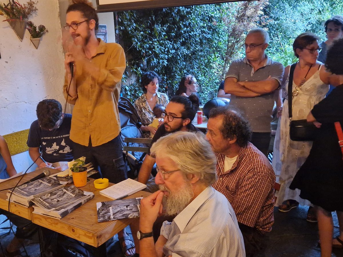 Fabrizio_Baggi's tweet photo. Interessantissima serata di approfondimento su #Como città di #frontiera questa sera all'#OstelloBello
a cura di #FuoriFuoco e #Altreconomia.
#frontiereassassine
#personenonnumeri https://t.co/zgFPnwxelh