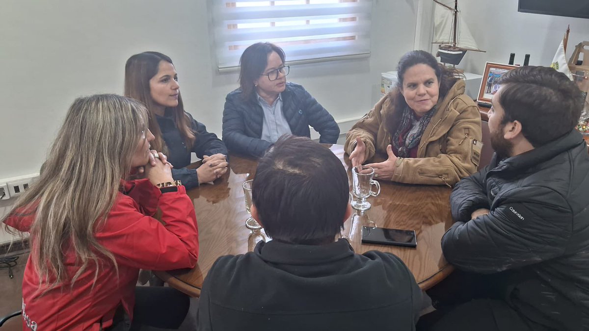 MTTOhiggins's tweet photo. #GobiernoEnTerreno
#Doñihue la SeremiTT enlace Flavia González Urzúa, en reunión de coordinación y evaluación del despliegue del contingente militar que está apoyando la comuna. Presentes alcaldesa Pabla Ponce, Ministra de Defensa @Mayafernandeza y Parlamentarios de O’Higgins. https://t.co/qeRN1p3NR6