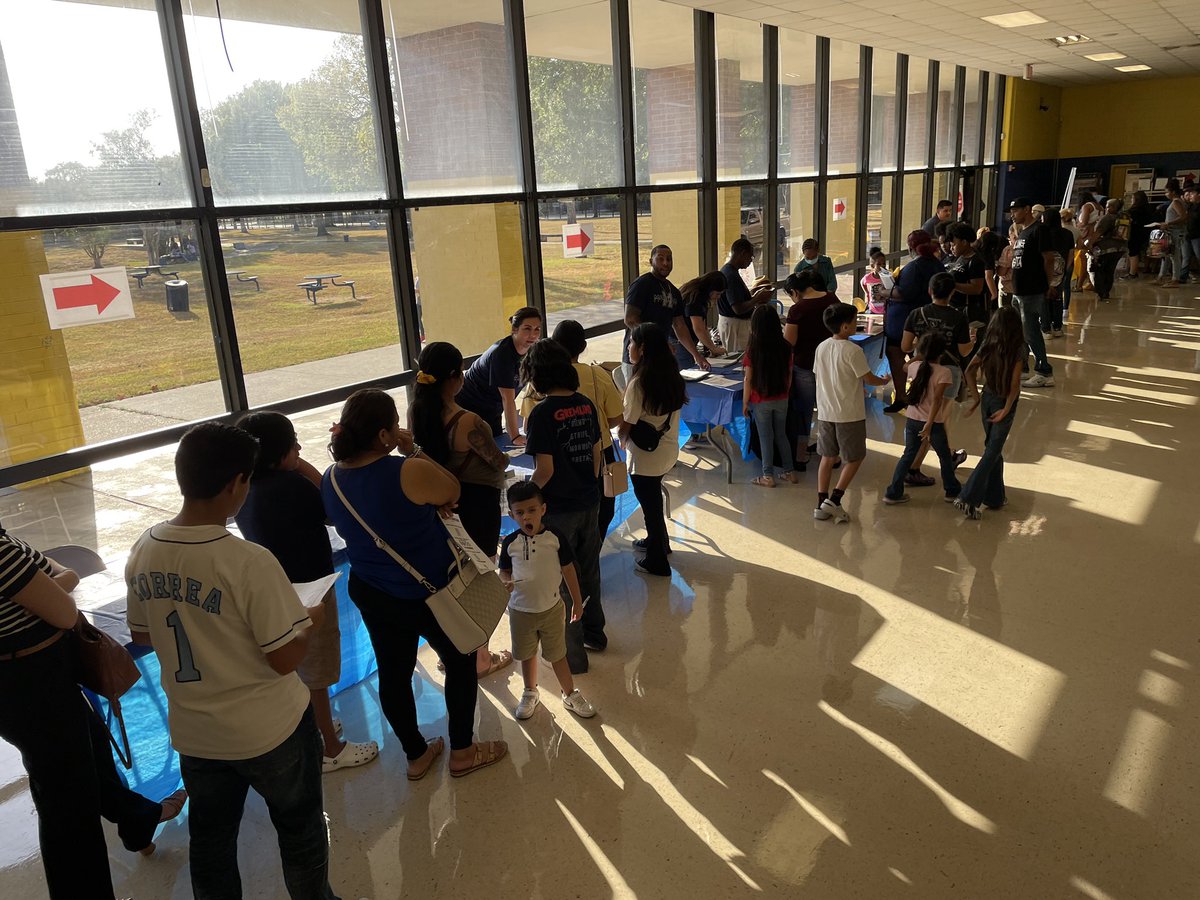 Todd_Rigney's tweet photo. The faculty and staff of @MMAFAHISD had a phenomenal time interacting with families at the Back To School Bash - complete with business sponsors, @dpvils Chromebook paperwork, Meet The Teacher, VR headset demonstrations and being served hot dogs by new principal @jbridgewaterEDU! https://t.co/WN5tQZGRRq