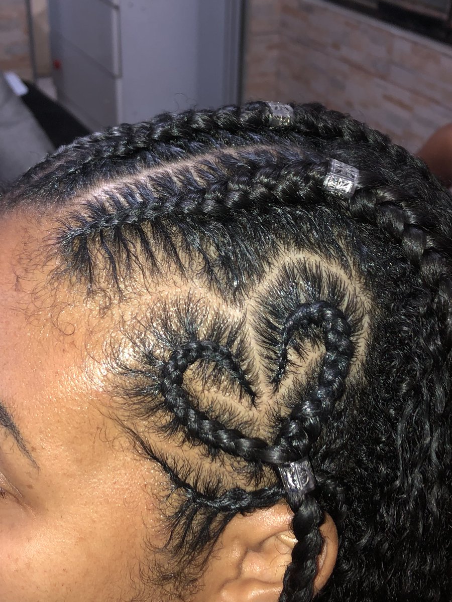 Oi gente me chamo Yasmim tenho 16 anos e estou trabalhando com trança nagô, quem puder me ajudar divulgando dando rt serei grata !🥰❤️