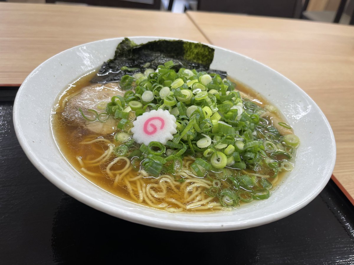 久々ラー活🍜
小田原で朝6時から食べれると聞いて行ってみた！
中華そば醤油 ㊥
海苔＆ネギ増し
旨味が凝縮されつつも優しいスープでウメかった😆
 #中華そば岩三郎 #岩三郎 #朝ラー #小田原