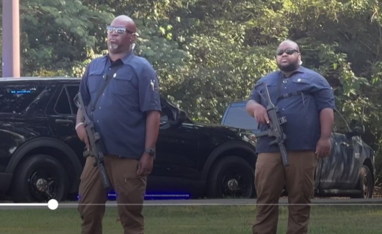 bigrazzmatazz's tweet photo. @LauraLoomer Not displaying Law Enforcement Badges I.D.
Not Atlanta PD? FULTON County Sheriff??!?
Who are these guys with machine guns??!? https://t.co/UcFmlsHTkh