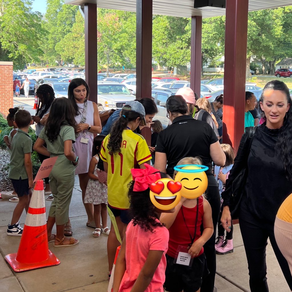 SpeasGlobal's tweet photo. Here is a look at a few photos from #KindergartenOrientation. We already love our new #IBSpeasBees! Welcome new #SpeasKG students! https://t.co/b6VzUJtcFg