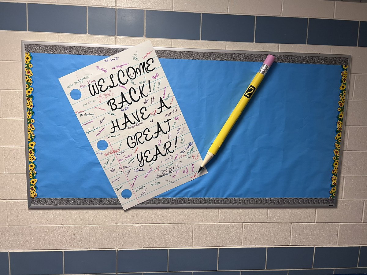 MrsMaggiore's tweet photo. loving all these first week vibes at @emerson_ms_D64! Shout out to all those who made these awesome decorations possible! It’s going to be a phenomenal year! 🙌🏼
@D64News https://t.co/jwN43wmJu0