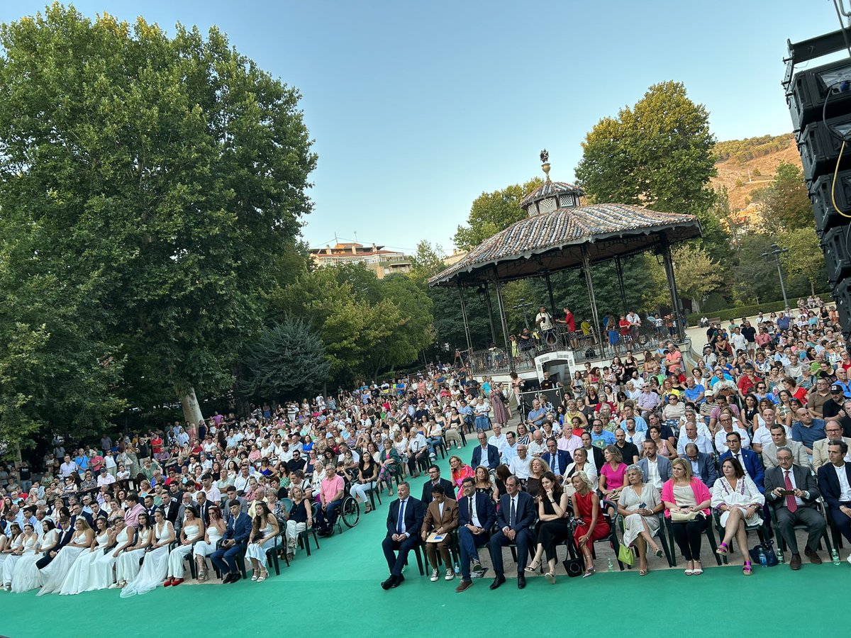 aytocuenca's tweet photo. Un Parque de San Julián a rebosar ha acogido el pregón de @javiermuga_ 🎙️, que ha derrochado corazón sobre el escenario, y con el que ha arrancado la Feria #SanJulián2023 🎠 https://t.co/b4MhFZGHwQ