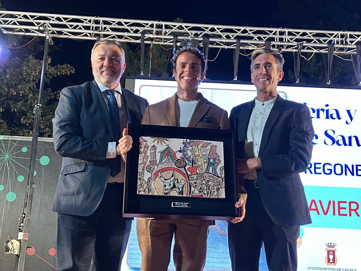 aytocuenca's tweet photo. Un Parque de San Julián a rebosar ha acogido el pregón de @javiermuga_ 🎙️, que ha derrochado corazón sobre el escenario, y con el que ha arrancado la Feria #SanJulián2023 🎠 https://t.co/b4MhFZGHwQ