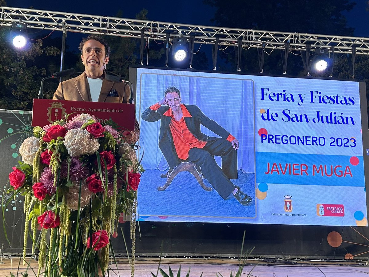 Un Parque de San Julián a rebosar ha acogido el pregón de <a href="/javiermuga_/">Javier Muga</a> 🎙️, que ha derrochado corazón sobre el escenario, y con el que ha arrancado la Feria #SanJulián2023 🎠