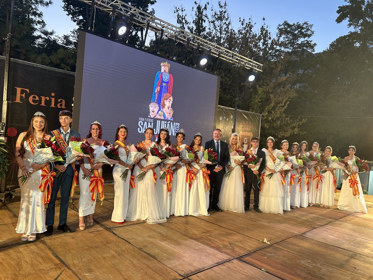 aytocuenca's tweet photo. Un Parque de San Julián a rebosar ha acogido el pregón de @javiermuga_ 🎙️, que ha derrochado corazón sobre el escenario, y con el que ha arrancado la Feria #SanJulián2023 🎠 https://t.co/b4MhFZGHwQ