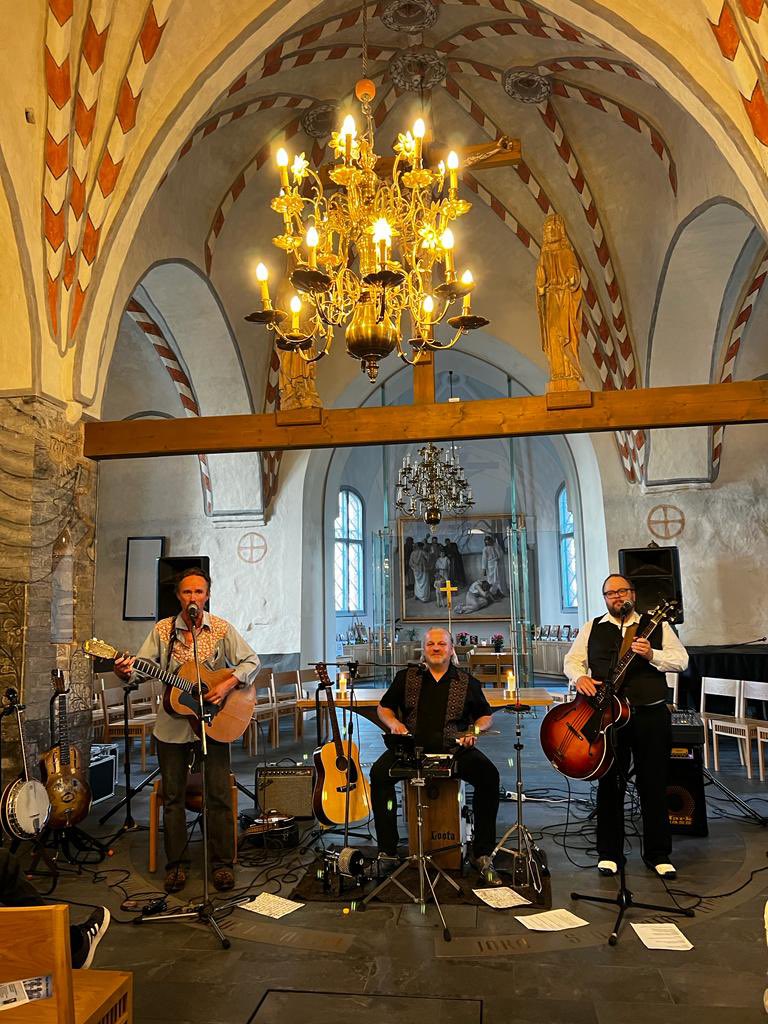 Eilinen Gospel Blues konsertti oli hieno kokemus. Mielestämme suoriuduimme tästä uudesta aluevaltauksesta oikein komeasti ja samaa mieltä tuntui myös yleisö olevan. Suuri kiitos hienolle yleisölle ja erityisesti järjestävälle taholle Lieto-Bluesille 👍🙏 #blues #acousticmusic
