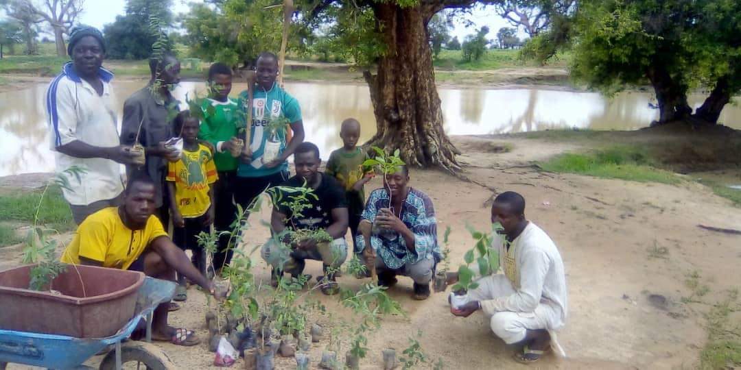 rbm_maroobe's tweet photo. 📍23/08/2023 à #Koro.
Début de la réalisation de l’Initiative Agropastorale Verte et Conjointe (#IAVC) dans le village de #Gnini, commune de #Koro au #Mali 🇲🇱. Cette Initiative a consisté au reboisement de l'espace public de 270m2 dans la dite commune. https://t.co/QwXF0Lp9LC