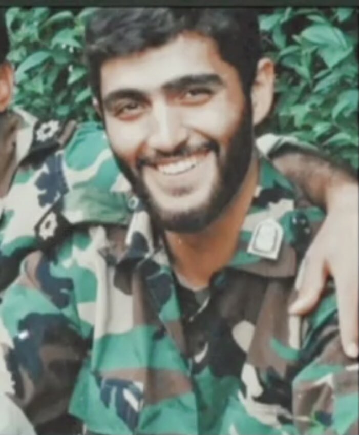 كان قبل الصلاة يضع يده على صدره بأحترام ويقول السلام عليك يا ابا عبد الله ،فسألته لماذا تسلم على الامام قبل الصلاة فأجابني لولا الحسين عليه السلام لما بقيت الصلاة لنا

الشهيد محمود رضا بيضائي