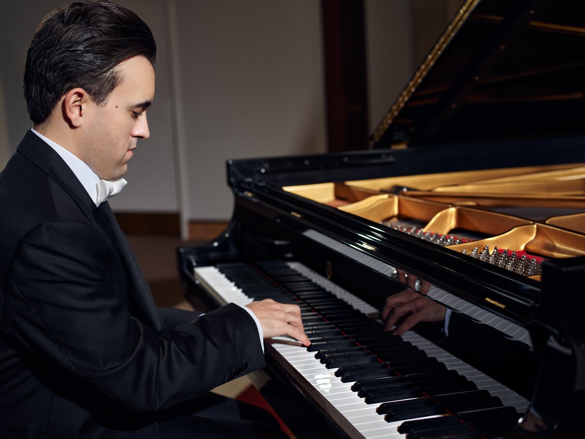 avierec's tweet photo. American pianist John Wilson has established himself as an artist both refined in style and a ‘marvelous musical mad scientist’ (Music Critics Association of North America). On Sep 15 he brings us Rachmaninoff &amp; Gershwin transcriptions by Earl Wild: https://t.co/3qJBhdlx1l https://t.co/h7epkEPXIm