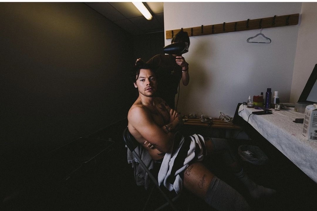 Incrediwear's tweet image. 🎶Nothings holding Harry back...not even gravity is holding him back🎶

Harry is looking great backstage getting his knees ready to put on a show!

#incrediwear #kneesleeves #naturalhealing #backstage #HarryStyles
