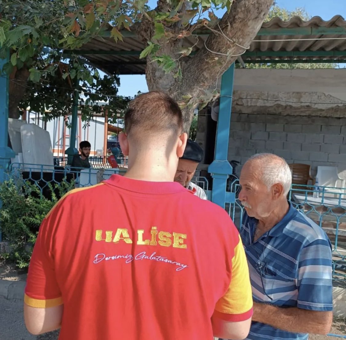 ultrAslanLISE's tweet photo. Antakya Odabaşı Mahallesindeki küçük kardeşlerimize ve büyüklerimize dondurma ikramında bulunduk.

#ultrAslanLİSE https://t.co/Fj168nYQTy