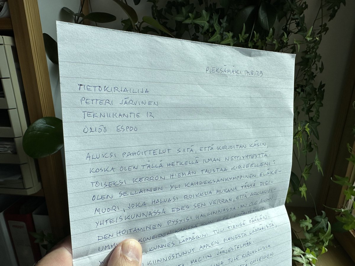 petterij's tweet photo. Sain kirjeen (myös palautuskuoren!), jossa yli 80-v ”eläkemuori” haluaisi hankkia Macin mutta kaipaa siihen opaskirjaa, koska ei halua/pysty lukemaan ohjeita netistä. Onko vinkkiä, mistä muori saisi opastusta (asuu Keski-Suomessa)? #digiarki https://t.co/G6AyNZWyE4
