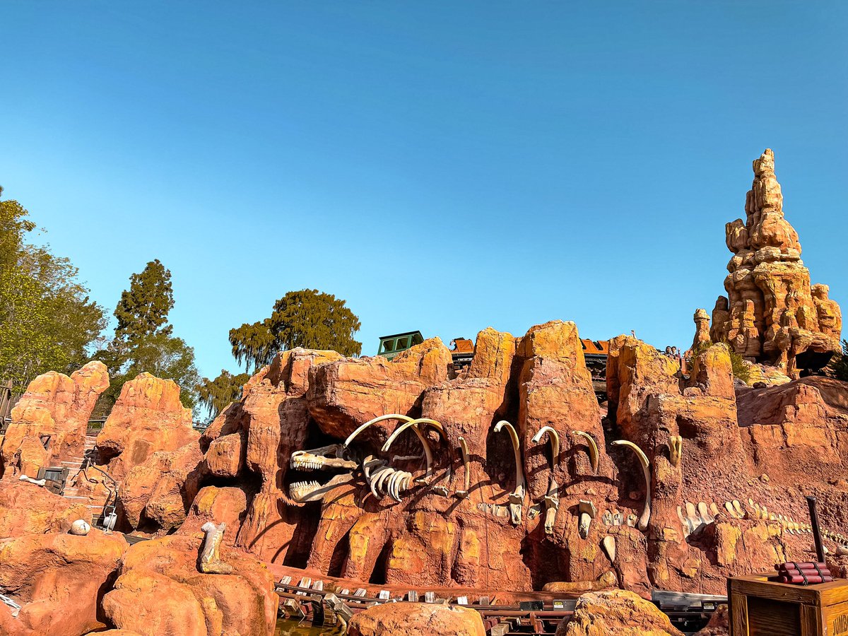 ExpThemeParks's tweet photo. That #rockwork though!
#disneyland #disney #bigthundermountain #disneyworld #themepark #rollercoaster #amusementpark #photography https://t.co/zUEdOeQwGc