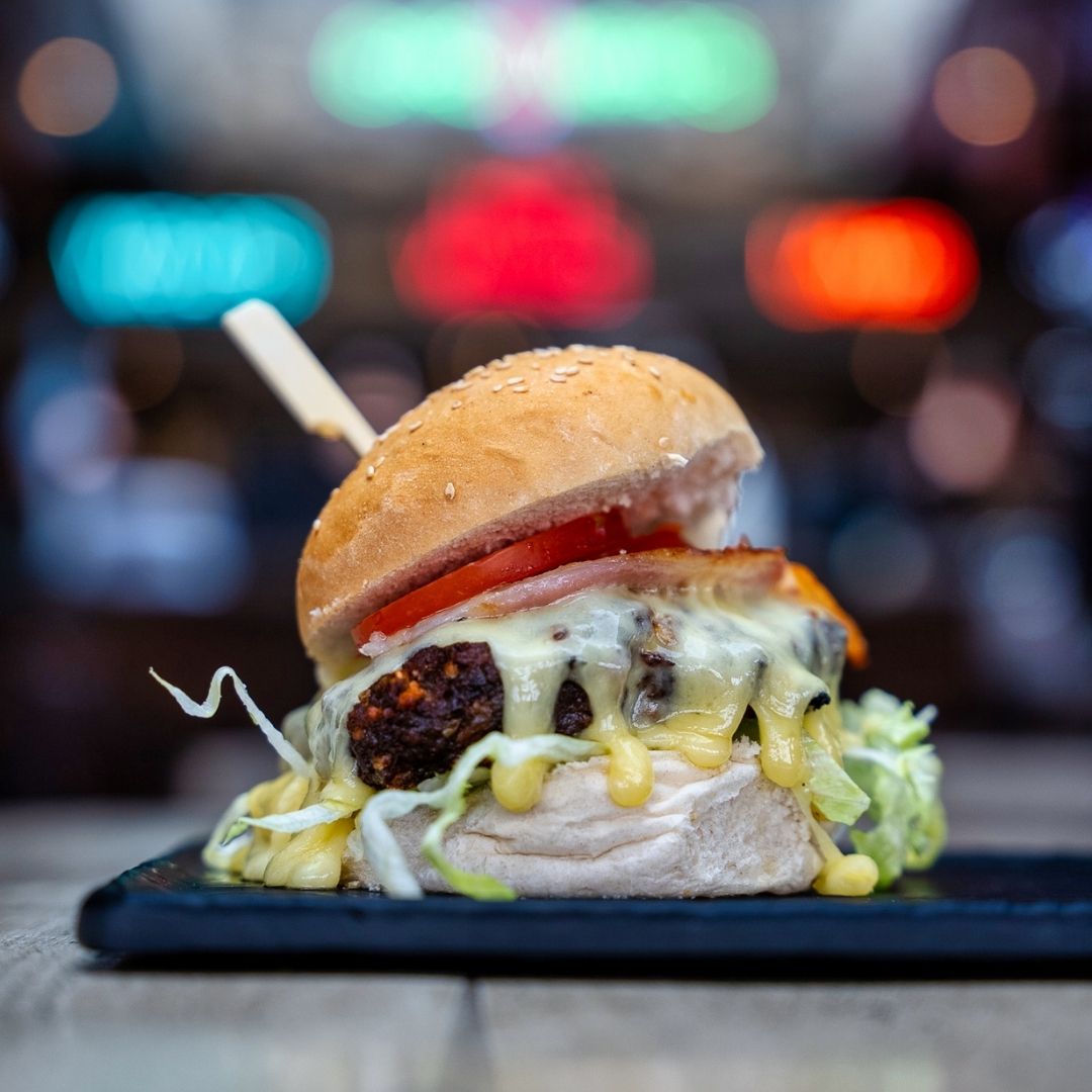 Crusoes1's tweet photo. Today is NATIONAL BURGER DAY! 🍔

Why not celebrate with one of our morish Burgers, like the pulled pork loaded burger for example? Not that you really need an excuse to please your taste buds! 

Available from our Streetfood Kitchen from 12pm 

#NationalBurgerDay https://t.co/Uw7NoRsDYH