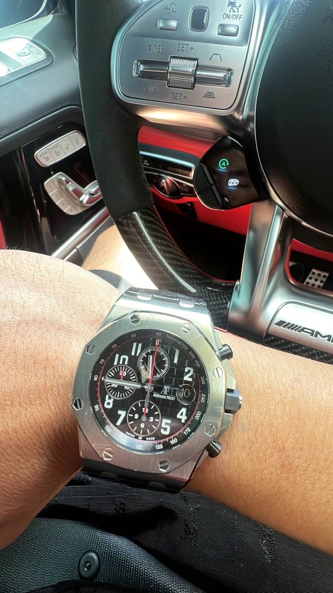 RoyalLuxWatches's tweet photo. Step into the darkness with Audemars Piguet’s Royal Oak Offshore Chronograph #26470ST.OO.A101CR.01 ‘Vampire.’ A chilling masterpiece that counts time in the realm of shadows. #VampireWatch #AudemarsPiguet 🧛♂️ https://t.co/zJVIu9ZGe6