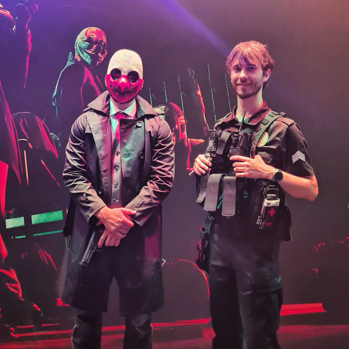 TheCobraAlex's tweet photo. Grüße von der #gamescom2023 !
Mit Cosplay war extrem witzig. Ich erzähle euch kurz meine Highlights:
1. Kontolle am Einlass nimmt mich nicht wahr &amp; winkt mich erstmal durch.
2. "Sie nehmen mich jetzt aber nicht fest?!"😉
3. Werde oft mit "Hallo Officer" von wildfremden begrüßt. https://t.co/h34d5cxBFc