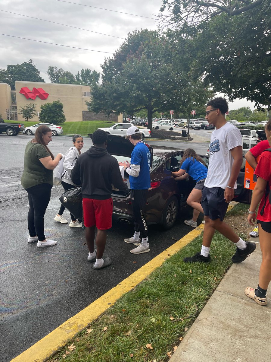 AlbrightBB's tweet photo. First-year move-in day! Always a big family day here at Albright. Big things are coming for our class of 2027! https://t.co/BS18nW565t