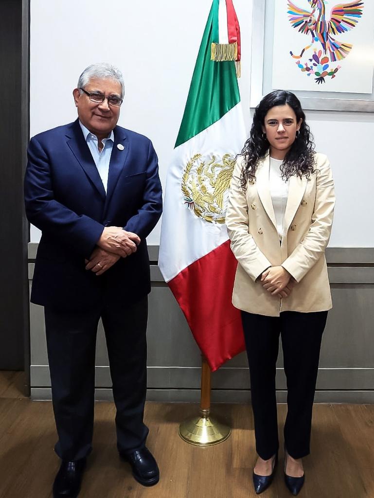 SnteNacional's tweet photo. El Srio. Gral. del #SNTE 📚 Mtro. Alfonso Cepeda Salas, felicita a la titular de @SEGOB_mx @LuisaAlcalde, con motivo de su cumpleaños y le refrenda el compromiso de los trabajadores de la educación para coadyuvar a la transformación del país.

#SNTEunido https://t.co/VD6FrQyId0