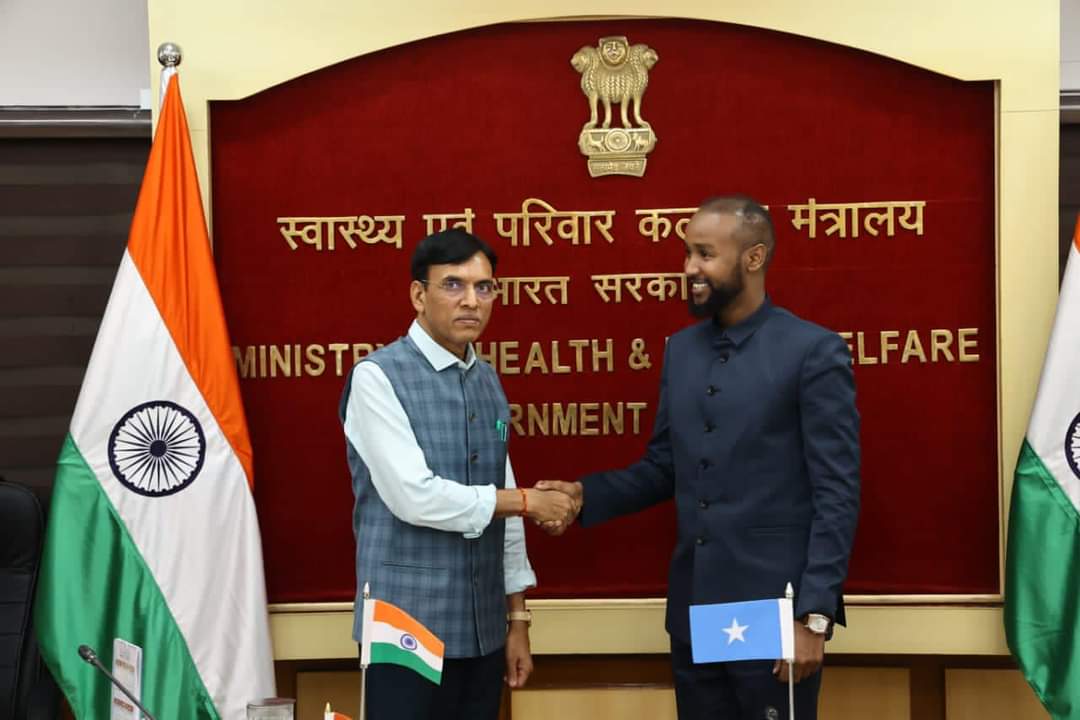 SuldanAli6's tweet photo. Wasiir ku xigeenka wasaaradda caafimaadka Soomaaliya, Dr. Maxamed Xasan Maxamed oo haatan ku sugan dalka India ayaa howlo shaqo ka wada dalkaasi, kuwaas oo la xiriira howlaha dhanka caafimaadka. https://t.co/FCIQeqqoun