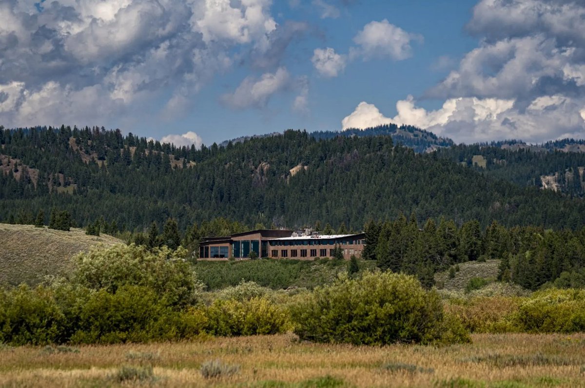 ABD yatırımcıları, piyasaları doğrudan etkileyecek olan Jackson Hole toplantısı bekliyor.

Peki NEDİR bu Jackson Hole toplantısı? Merak edip araştırdım biraz👇

- Jackson, Amerika'nın Wyoming eyaletinde bulunan bir şehir ve toplantı, John D. Rockefeller Jr. tarafından yaptırılan