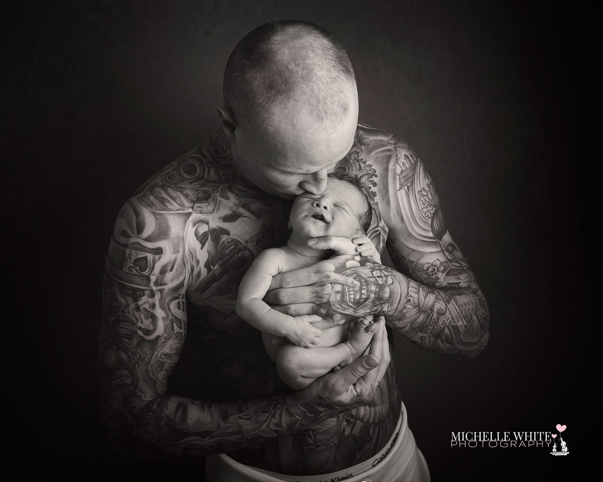 Dad's with tattoos 🖤
#art #tattoos #bnwphotography #blackandwhitephotography #Newdads #newbornsposeswithdads #artphotography