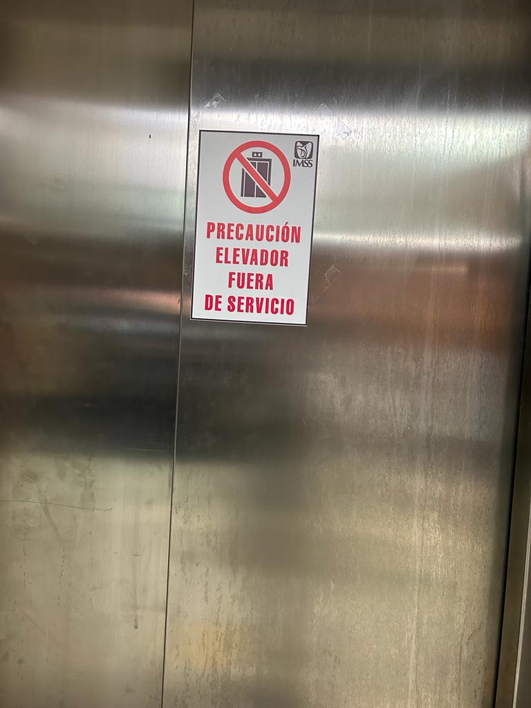 🚨Sigue la crisis con los elevadores

En el Hospital General de <a href="/Tu_IMSS/">IMSS </a> de la Raza hay 5 elavadores

⛔3 están descompuestos

⛔Uno se usa para bajar basura y subir alimentos

⛔Solamente hay uno para pacientes y personal

El personal está muy preocupado por su propia seguridad