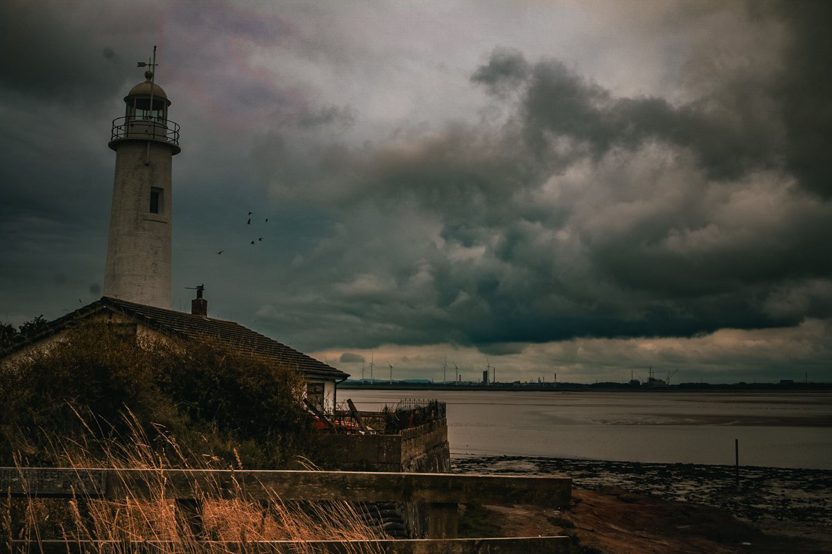 Hale Head Lighthouse under the clouds  📸 ☁️ 

#Photography #Photo #Liverpool #LifeInPhotos #JenMercer #Camera #Canon #LiverpoolPhotography #hale #haleheadlighthouse #merseyestuary #photosofliverpool #photoshale