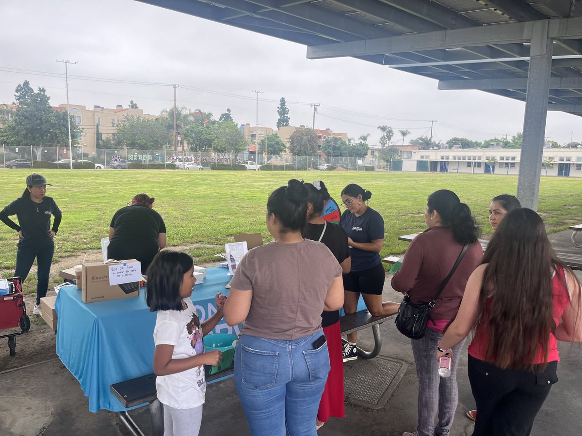 BestStartCLB's tweet photo. The @movelbforward & Best Start Central LB team at Franklin Middle School’s 6th grade orientation, sharing info on events, community supports & how we can help support parents and students this morning. Welcome back Wildcats! @longbeachusd @FCMSwildcats #BSCLB #ProudToBeLBUSD https://t.co/dj9eo7Y2Pz