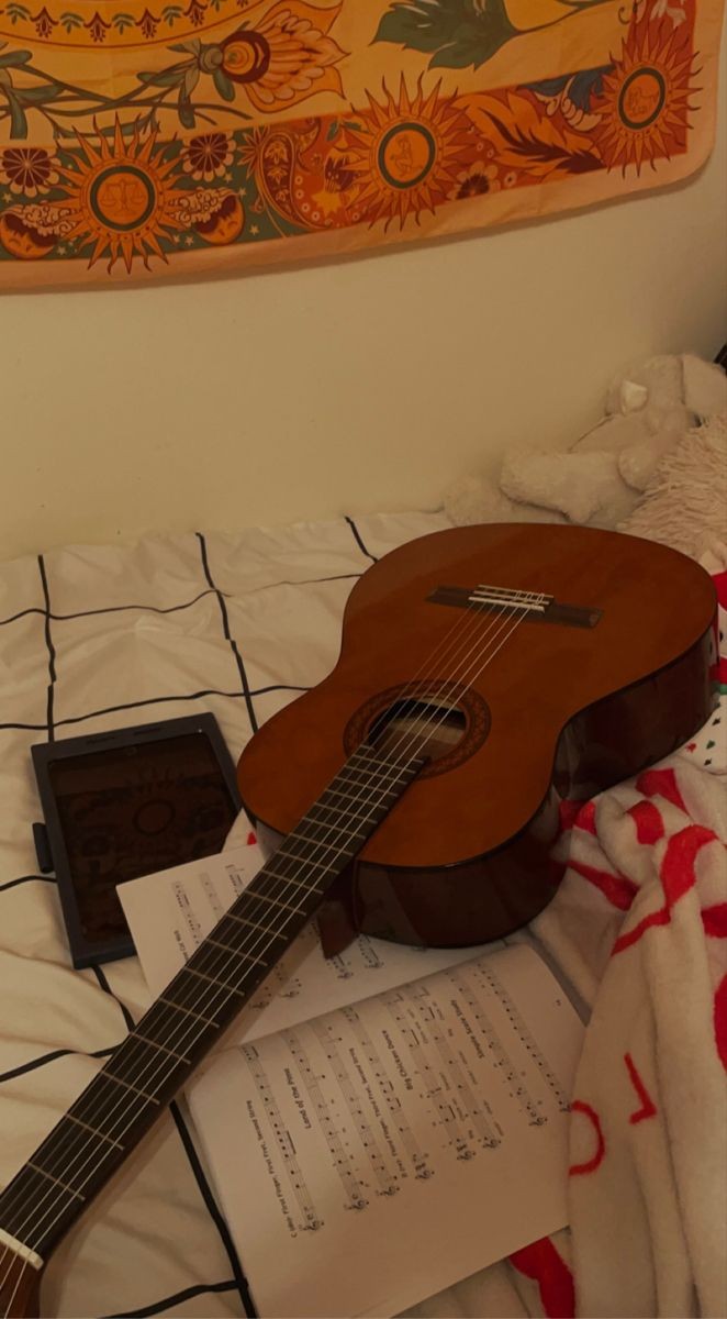 LonelyRiley's tweet photo. bought a new guitar, so excited! now I have a black AND a brown one https://t.co/lo16yLdimo