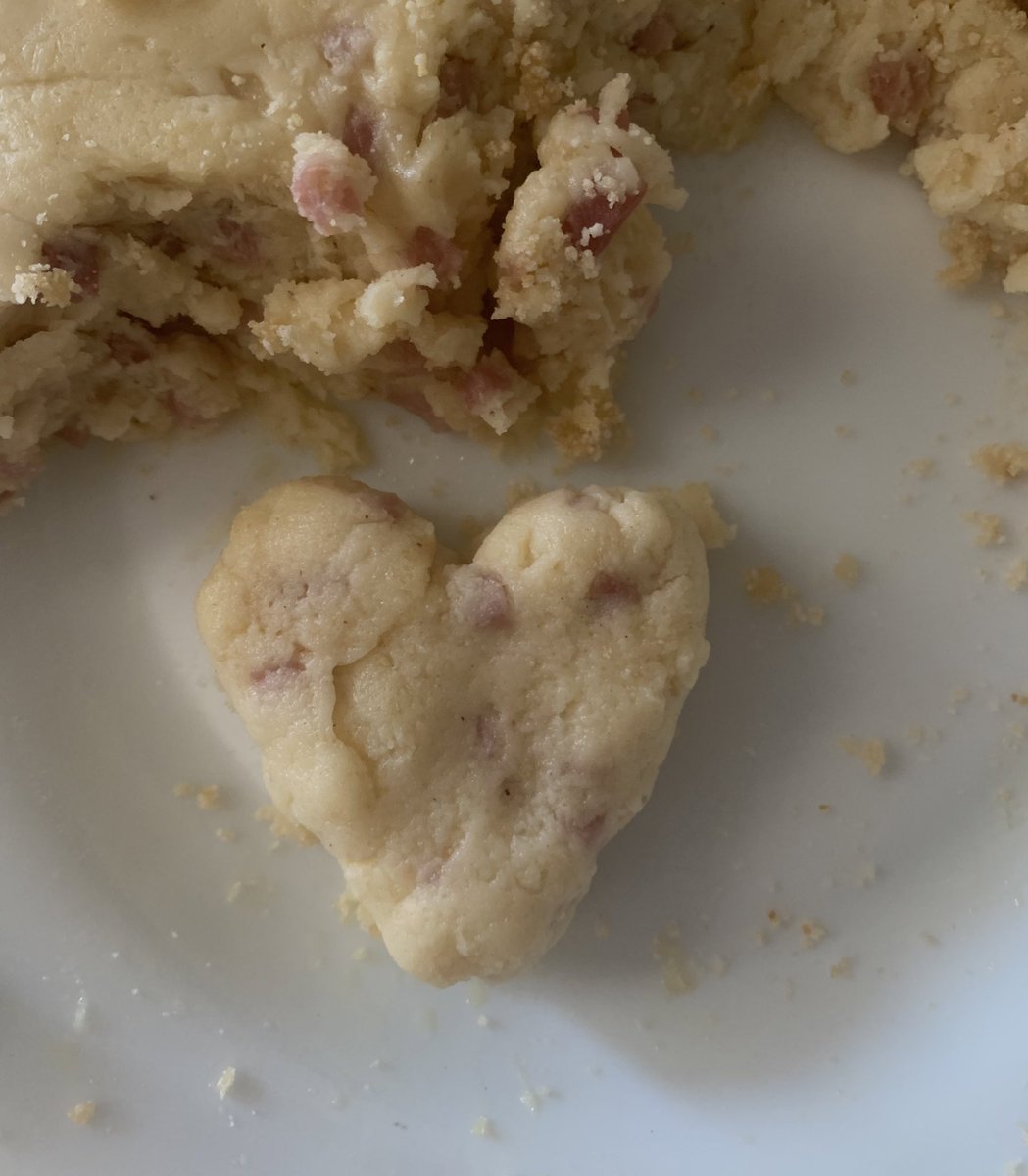 itsD3lay's tweet photo. quien para hacer croquetas en forma de corazon https://t.co/XQ87E7yVaM